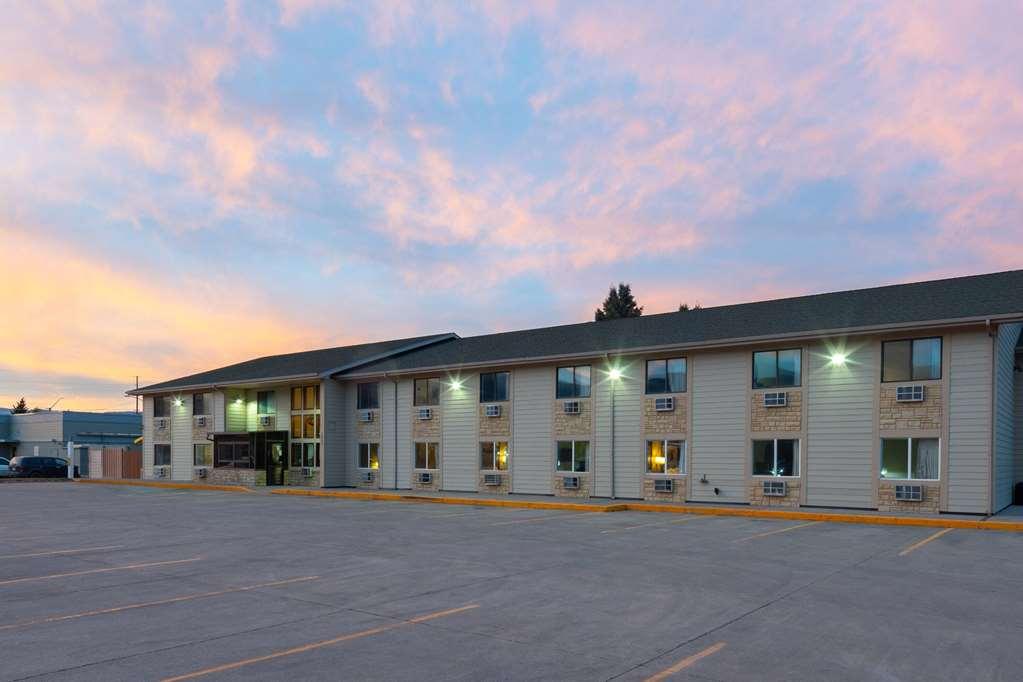Super 8 By Wyndham Livingston Yellowstone Exterior photo