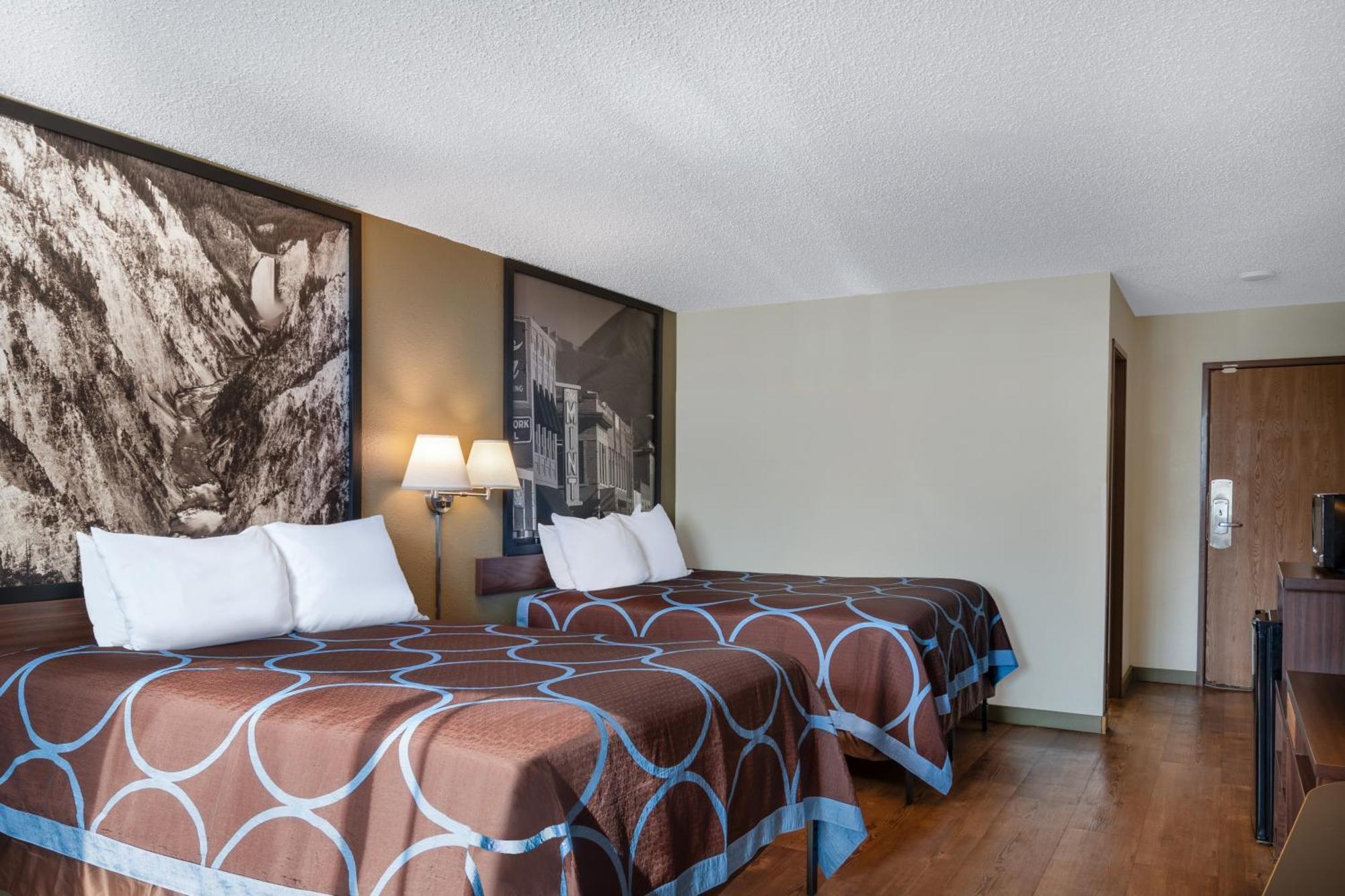 Super 8 By Wyndham Livingston Yellowstone Exterior photo