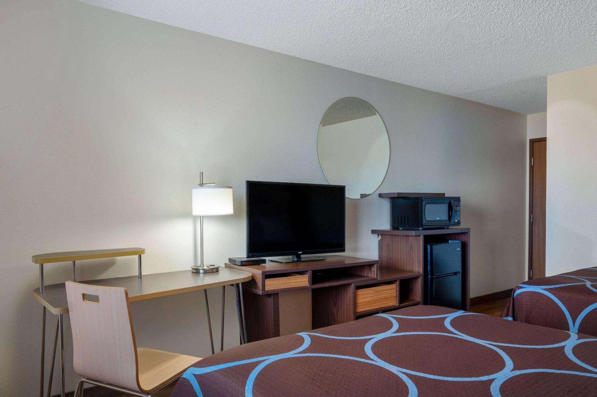 Super 8 By Wyndham Livingston Yellowstone Exterior photo