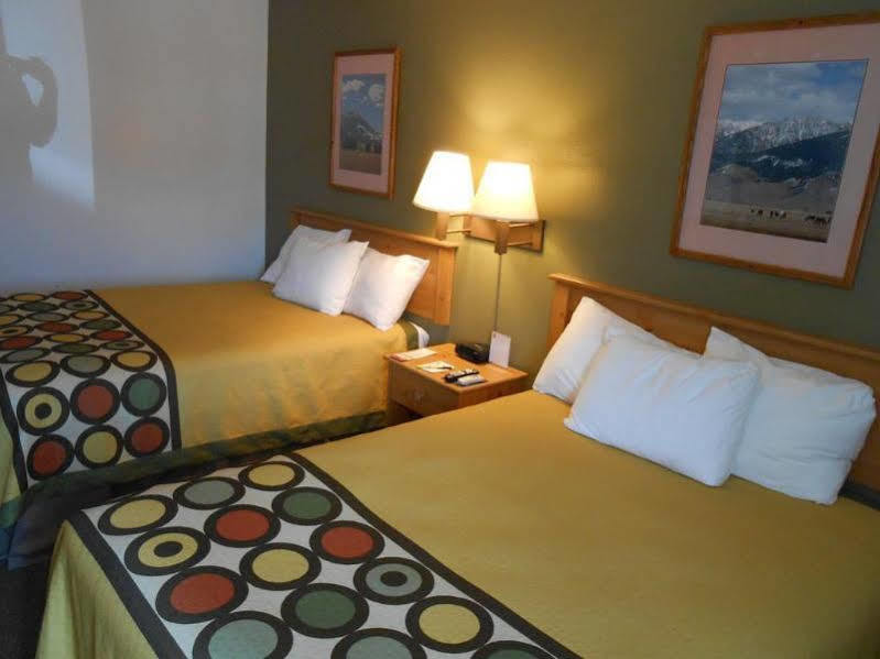 Super 8 By Wyndham Livingston Yellowstone Exterior photo